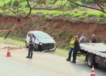 Mulher morre e passageira fica ferida em capotamento em Campinas
