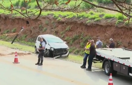 Mulher morre e passageira fica ferida em capotamento em Campinas