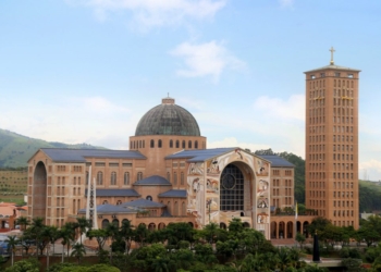 Devoção à Nossa Senhora leva 450 mil fiéis à Aparecida