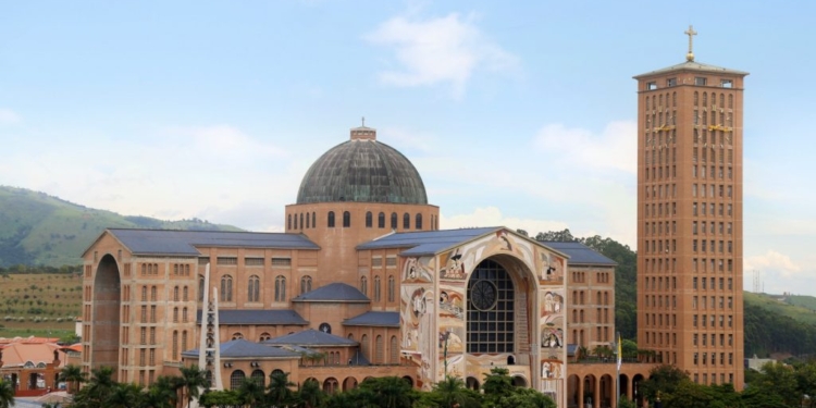 Devoção à Nossa Senhora leva 450 mil fiéis à Aparecida