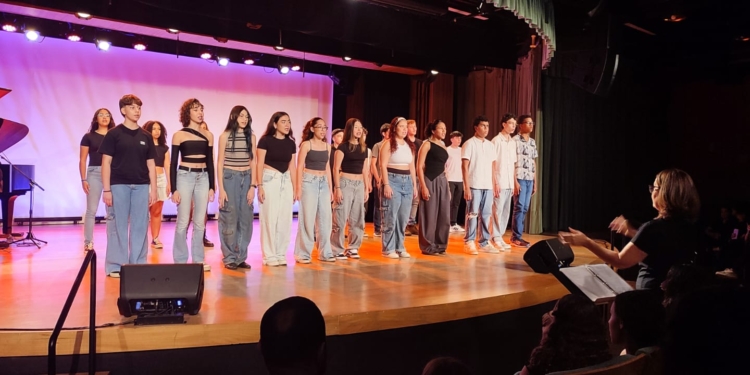 Musical ‘Entre os Muros do Colégio’ estreia com ingressos esgotados