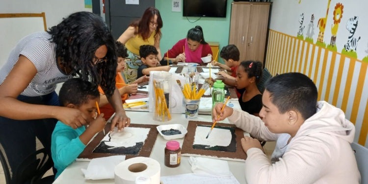 A Arte de Educar com Inclusão chega a Vinhedo: cuidar de quem cuida