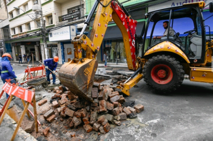 Prefeitura faz reparo em galeria pluvial onde ocorreu afundamento na rua Barão de Jaguara