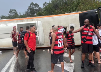 Ônibus com torcedores do Flamengo tomba na Via Dutra