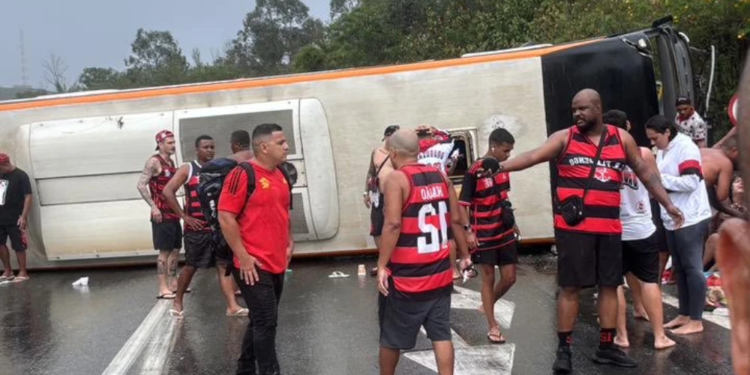 Ônibus com torcedores do Flamengo tomba na Via Dutra