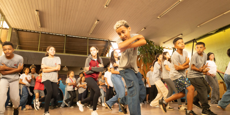 Espetáculo musical reúne 148 crianças e adolescentes em celebração à arte e à convivência