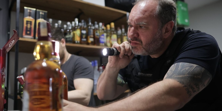 Polícia de SP aponta dois postos como origem de contaminação de bebidas por metanol