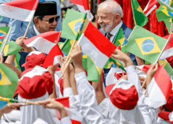 Brasil e Indonésia firmam acordos; Lula confirma candidatura em 2026