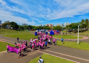 Caminhada encerra Outubro Rosa com conscientização e prestação de serviços no Taquaral