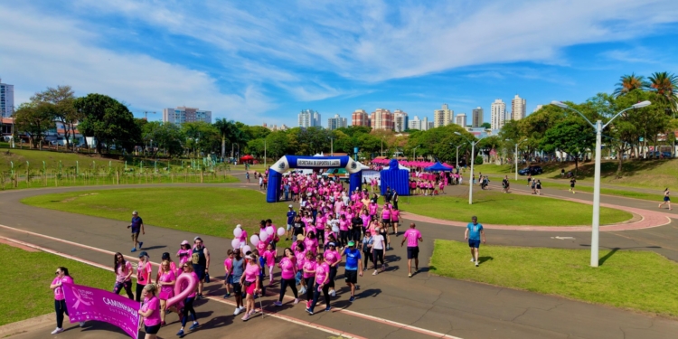 Caminhada encerra Outubro Rosa com conscientização e prestação de serviços no Taquaral