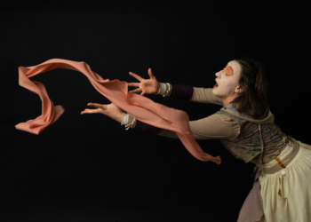 Poema de Carlos Drummond inspira solo teatral de Graziele Garbuio