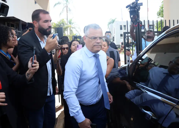 Defesa de Bolsonaro diz que tornozeleira humilha e nega plano de fuga