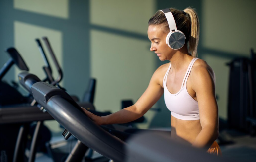 Entre fones e suor: a solidão coletiva – por Thiago Pontes