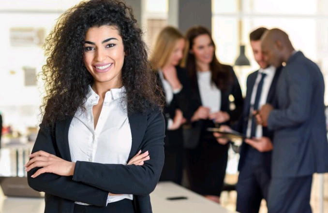 Ser, Fazer e Inspirar: os bastidores da presença executiva – por Karine Camuci, com participação de Gracia Arnosti