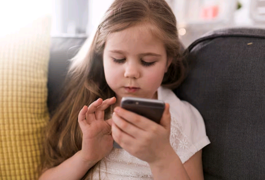 Artigo: Uso excessivo de telas impactam o desenvolvimento infantil – por Luciana Brites