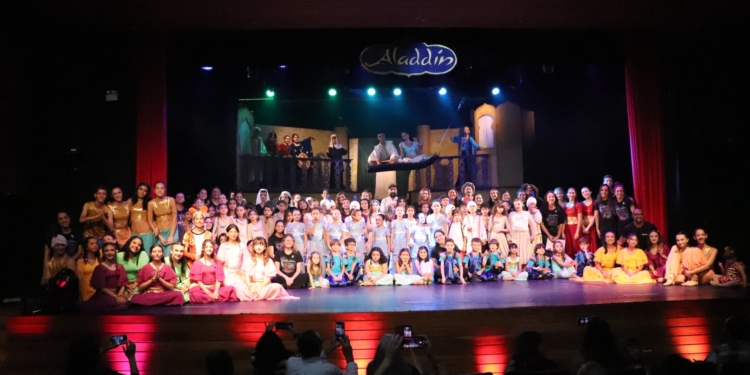 Espetáculo do Colégio da Villa encanta público com a magia de Aladdin no Teatro Dona Zenaide