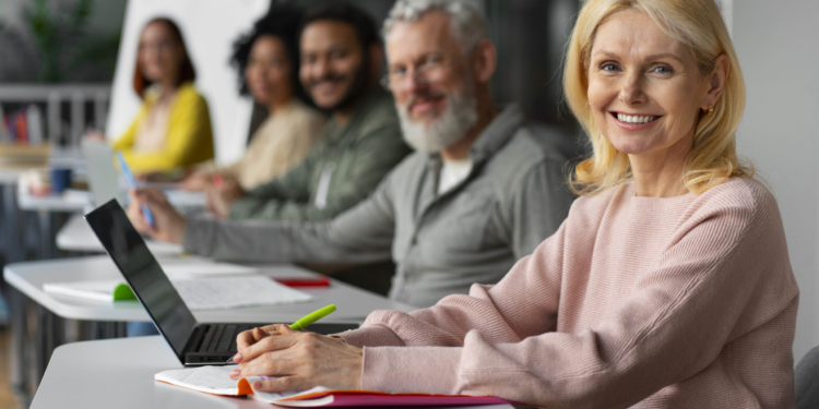 Rede pública de Campinas tem salto de 271% no número de alunos 45+ em uma década