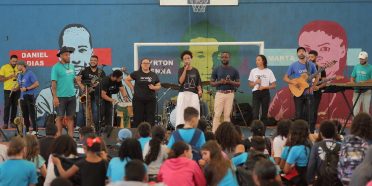 Anelo na Escola leva trilha antirracista a 16 mil alunos e encerra ano com música autoral