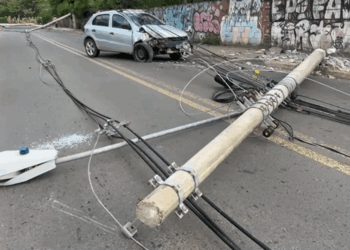 Motorista perde controle do carro e derruba três postes em Campinas