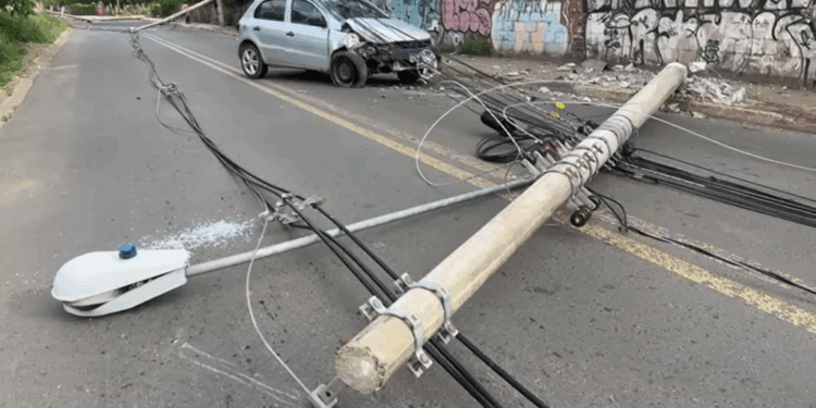 Motorista perde controle do carro e derruba três postes em Campinas