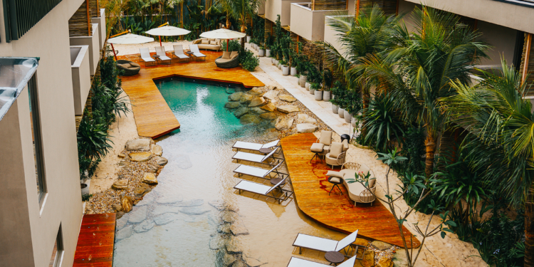 Duke Beach Hotel, em Maresias, oferece luxo, lago aquecido e experiencias únicas