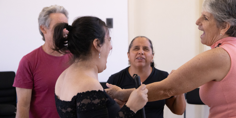 Projeto cultural para pessoas cegas e surdocegas faz espetáculo gratuito neste sábado (8)