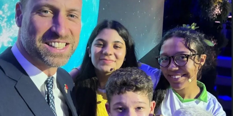 Estudante da Etecap guarda lembrança histórica com príncipe em evento ambiental