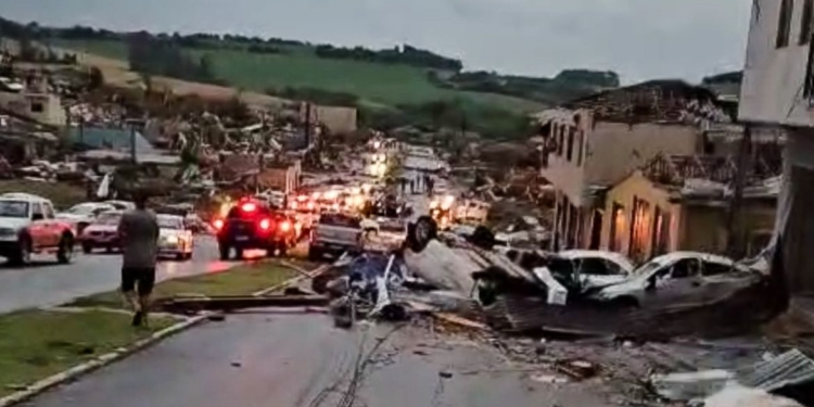 Ciclone causa destruição, deixa 6 mortos e 430 feridos no Paraná