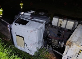 Tombamento de carreta interdita acesso da Anhanguera para a Dom Pedro