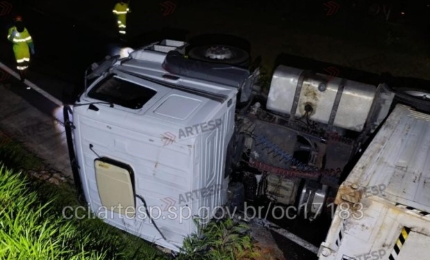 Tombamento de carreta interdita acesso da Anhanguera para a Dom Pedro