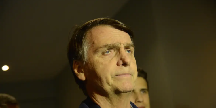 Defesa de Bolsonaro pede prisão domiciliar humanitária ao STF