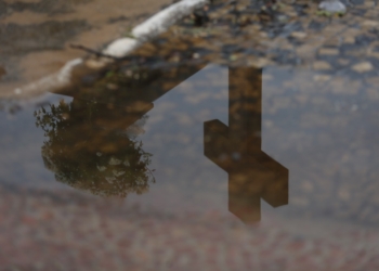 Domingo chuvoso reforça clima de saudade e reflexão no Dia de Finados; veja imagens