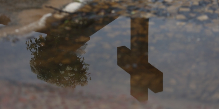 Domingo chuvoso reforça clima de saudade e reflexão no Dia de Finados; veja imagens