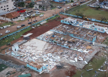 Cidade devastada por tornado tem 2 mil sem luz; 32 seguem internados