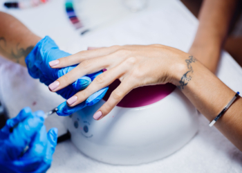 Unhas em gel: o que muda com a proibição de substâncias em esmaltes
