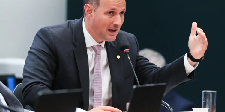 Derrite quer mudança na condução de audiências de custódia