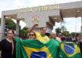 Grupos contrários e favoráveis a Bolsonaro se manifestam em frente à PF