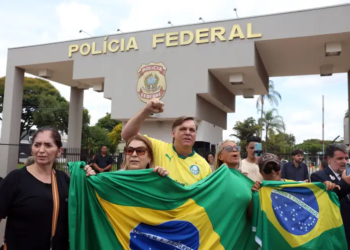 Grupos contrários e favoráveis a Bolsonaro se manifestam em frente à PF