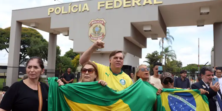 Grupos contrários e favoráveis a Bolsonaro se manifestam em frente à PF