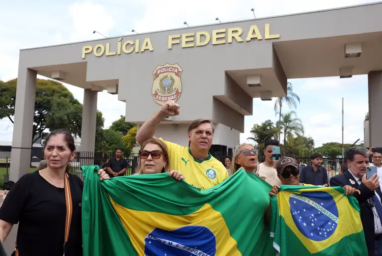 Grupos contrários e favoráveis a Bolsonaro se manifestam em frente à PF