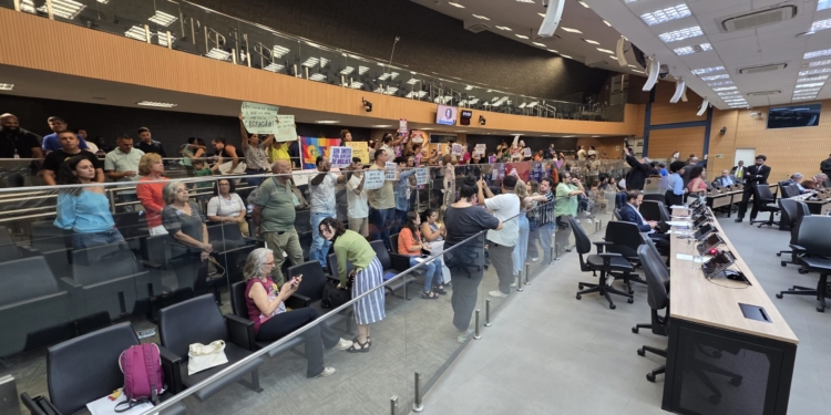 Aliados de Otto protocolam investigação que pode afastá-lo sem cassação