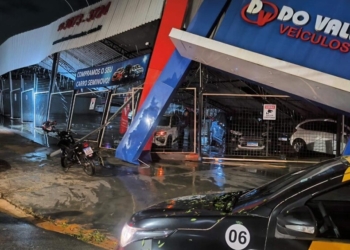 Chuva forte com granizo em Sumaré derruba estrutura de loja