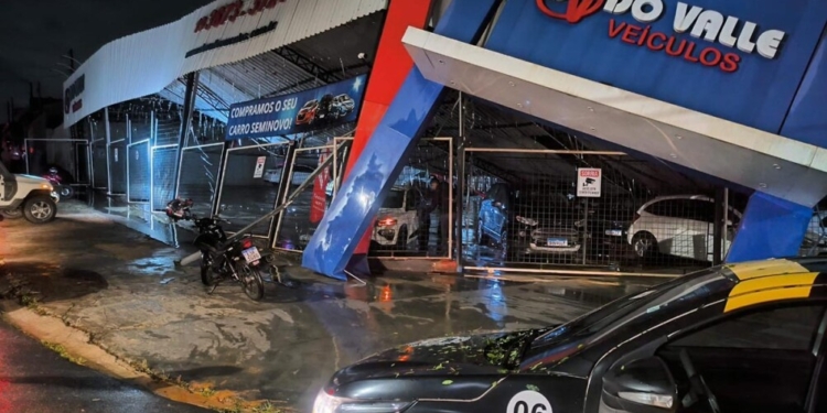 Chuva forte com granizo em Sumaré derruba estrutura de loja