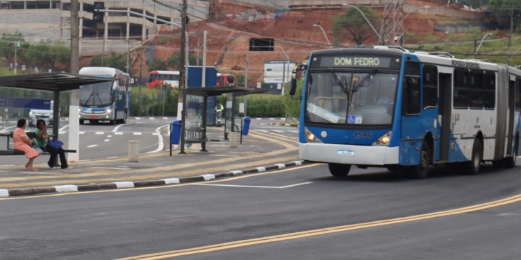 Linhas de ônibus que atendem aos shoppings terão horários especiais