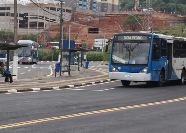 Linhas de ônibus que atendem aos shoppings terão horários especiais