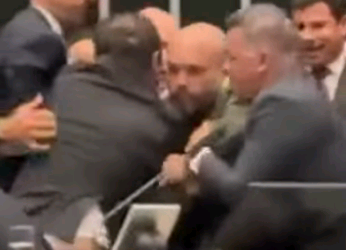 Deputado Glauber Braga é retirado à força após ocupar mesa da Câmara