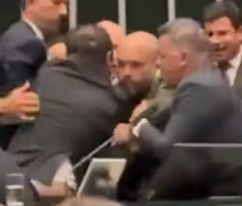 Deputado Glauber Braga é retirado à força após ocupar mesa da Câmara