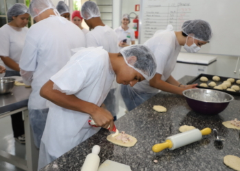 Iniciativa encaminha jovens do semáforo à formação profissional