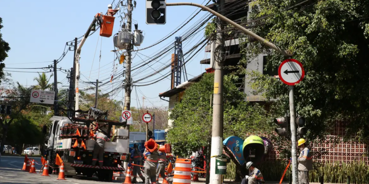 Justiça manda Enel restabelecer energia elétrica em SP em 12 horas