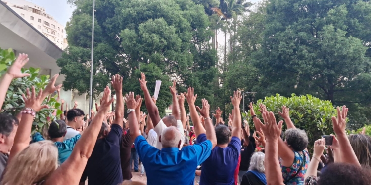 Campinas: Servidores municipais decretam estado de greve contra suspensão de vale e auxílio